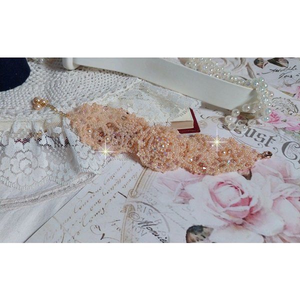 Idylle Beauty armband broderat med Swarovski-kristaller, facetter, runda pärlor, fröpärlor med ett guldpläterat lås och kedja.