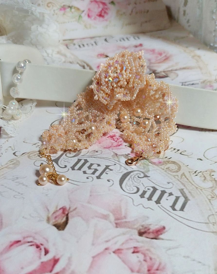 Idylle Beauty armband broderat med Swarovski-kristaller, facetter, runda pärlor, fröpärlor med ett guldpläterat lås och kedja.