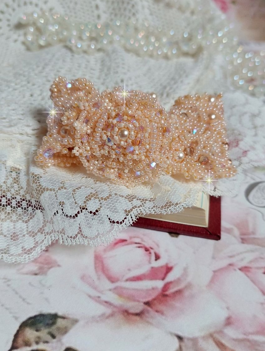 Idylle Beauty armband broderat med Swarovski-kristaller, facetter, runda pärlor, fröpärlor med ett guldpläterat lås och kedja.