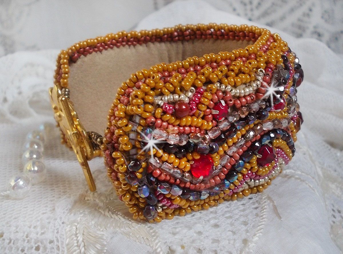 Red Jasper manschettarmband broderat med en cabochon av röd jaspis, Swarovskikristaller och fröpärlor.
