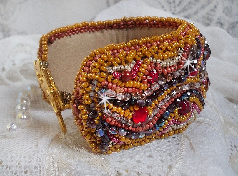 Red Jasper manschettarmband broderat med en cabochon av r&ouml;d jaspis, Swarovskikristaller och fr&ouml;p&auml;rlor.