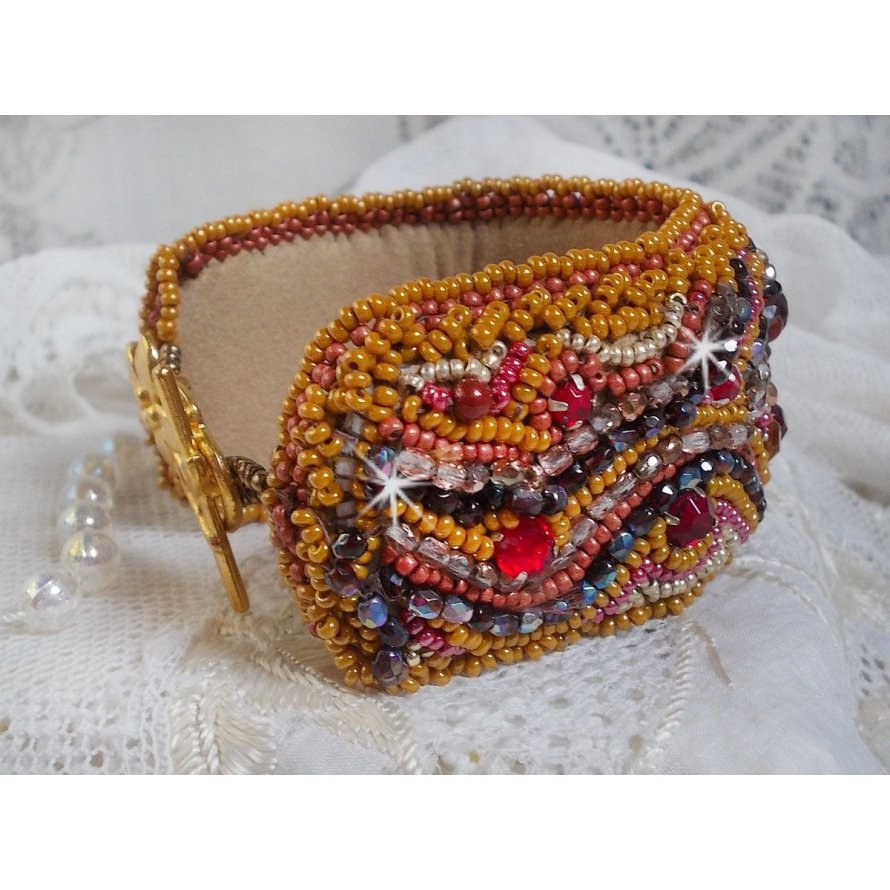 Red Jasper manschettarmband broderat med en cabochon av röd jaspis, Swarovskikristaller och fröpärlor.