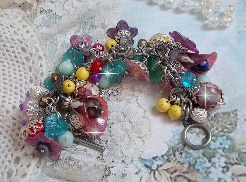 Bracelet Lady Luxe mont&eacute; avec des perles de gemme : L&rsquo;Amazonite et la Sugilite &agrave; laquelle s&rsquo;ajoute des fleurs de diff&eacute;rentes vari&eacute;t&eacute;s peintes &agrave; la main : lucite et r&eacute;sine, breloques et perles