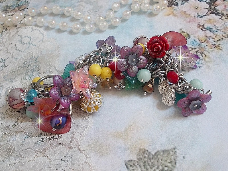 Bracelet Lady Luxe mont&eacute; avec des perles de gemme : L&rsquo;Amazonite et la Sugilite &agrave; laquelle s&rsquo;ajoute des fleurs de diff&eacute;rentes vari&eacute;t&eacute;s peintes &agrave; la main : lucite et r&eacute;sine, breloques et perles