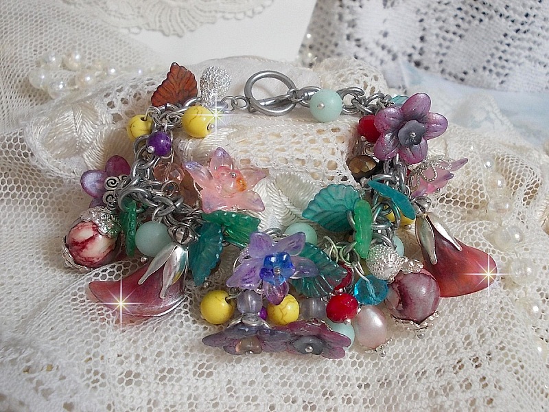 Bracelet Lady Luxe mont&eacute; avec des perles de gemme : L&rsquo;Amazonite et la Sugilite &agrave; laquelle s&rsquo;ajoute des fleurs de diff&eacute;rentes vari&eacute;t&eacute;s peintes &agrave; la main : lucite et r&eacute;sine, breloques et perles