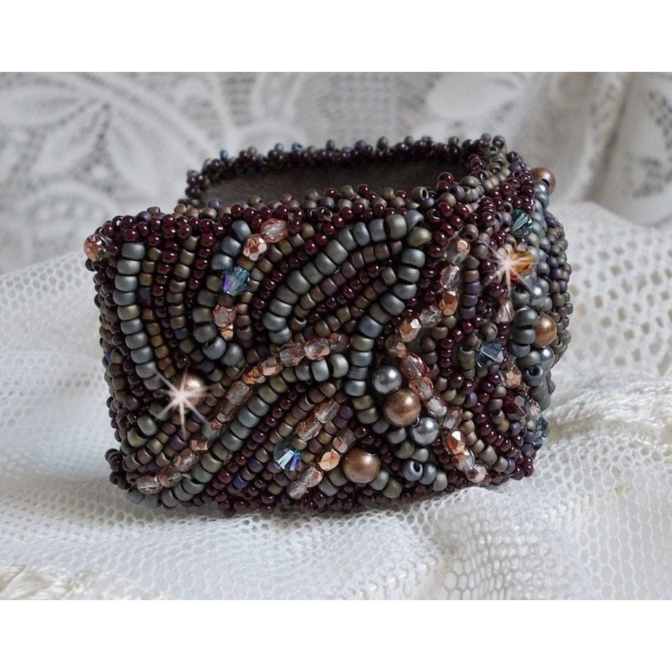 Långt brunt Picasso-armband broderat med en ädelsten (Picasso Jasper), Swarovskikristaller, Miyuki fröpärlor och bohemiska glasfacetter.