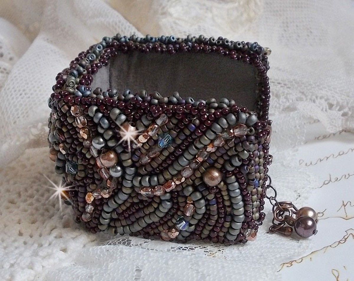 Långt brunt Picasso-armband broderat med en ädelsten (Picasso Jasper), Swarovskikristaller, Miyuki fröpärlor och bohemiska glasfacetter.