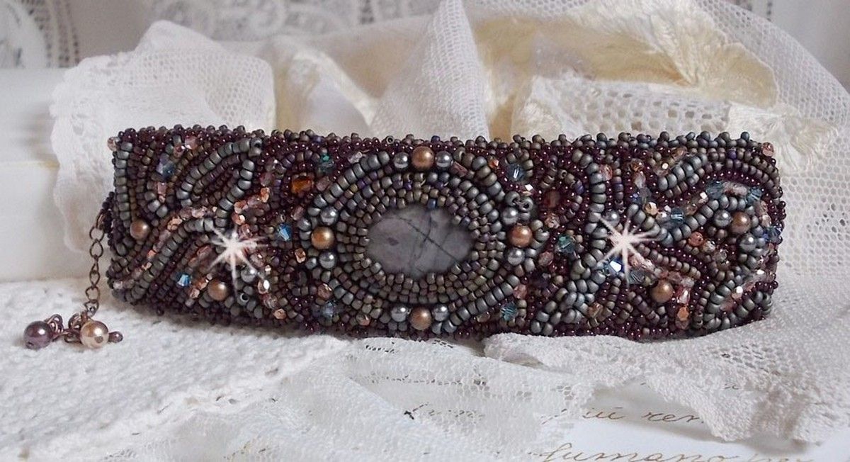 Långt brunt Picasso-armband broderat med en ädelsten (Picasso Jasper), Swarovskikristaller, Miyuki fröpärlor och bohemiska glasfacetter.