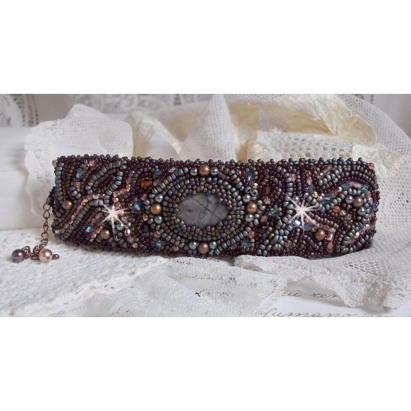 Långt brunt Picasso-armband broderat med en ädelsten (Picasso Jasper), Swarovskikristaller, Miyuki fröpärlor och bohemiska glasfacetter.
