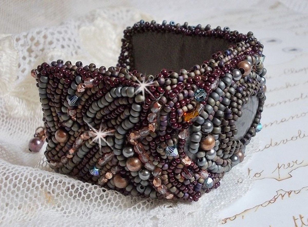 Långt brunt Picasso-armband broderat med en ädelsten (Picasso Jasper), Swarovskikristaller, Miyuki fröpärlor och bohemiska glasfacetter.