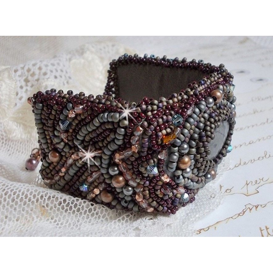Långt brunt Picasso-armband broderat med en ädelsten (Picasso Jasper), Swarovskikristaller, Miyuki fröpärlor och bohemiska glasfacetter.