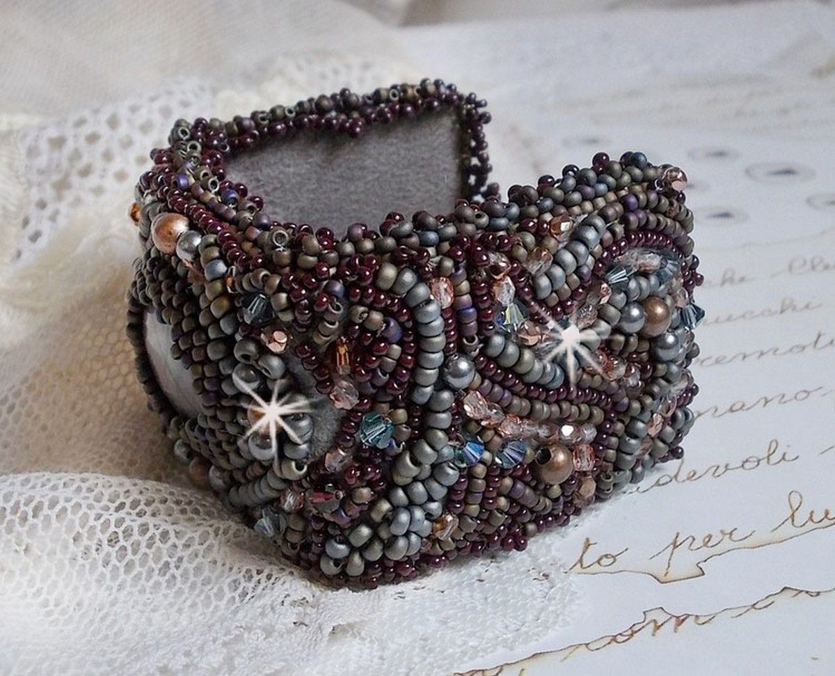 Långt brunt Picasso-armband broderat med en ädelsten (Picasso Jasper), Swarovskikristaller, Miyuki fröpärlor och bohemiska glasfacetter.