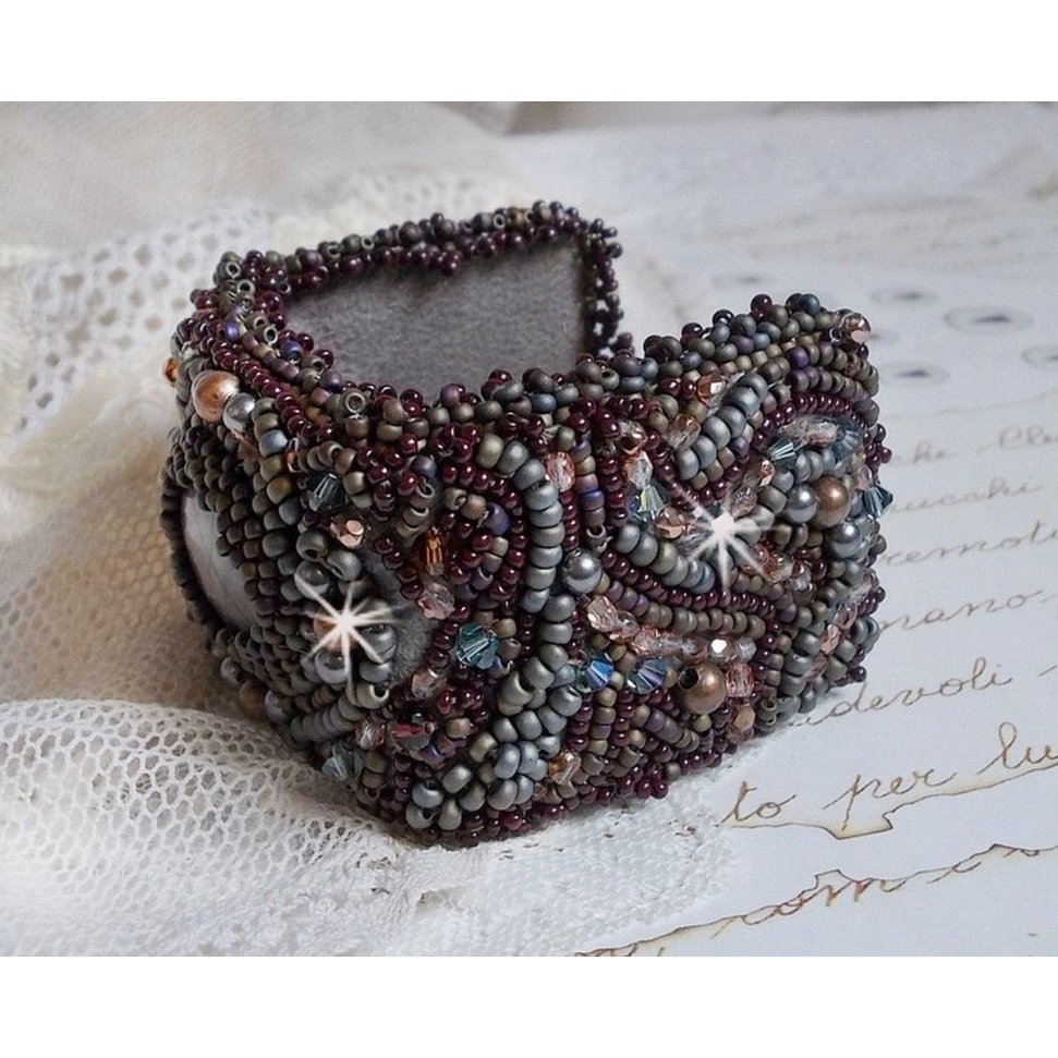 Långt brunt Picasso-armband broderat med en ädelsten (Picasso Jasper), Swarovskikristaller, Miyuki fröpärlor och bohemiska glasfacetter.