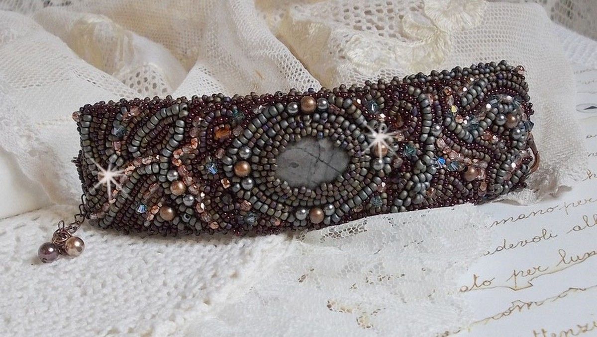 Långt brunt Picasso-armband broderat med en ädelsten (Picasso Jasper), Swarovskikristaller, Miyuki fröpärlor och bohemiska glasfacetter.
