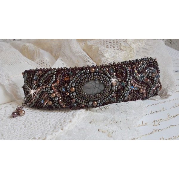 Långt brunt Picasso-armband broderat med en ädelsten (Picasso Jasper), Swarovskikristaller, Miyuki fröpärlor och bohemiska glasfacetter.