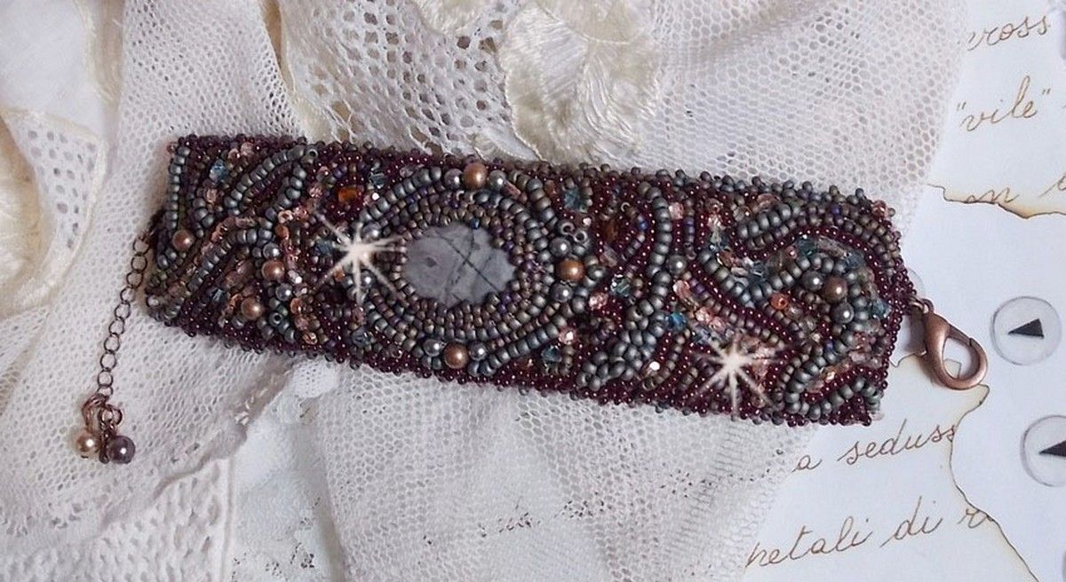 Långt brunt Picasso-armband broderat med en ädelsten (Picasso Jasper), Swarovskikristaller, Miyuki fröpärlor och bohemiska glasfacetter.