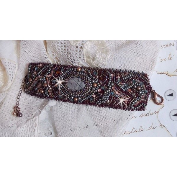Långt brunt Picasso-armband broderat med en ädelsten (Picasso Jasper), Swarovskikristaller, Miyuki fröpärlor och bohemiska glasfacetter.
