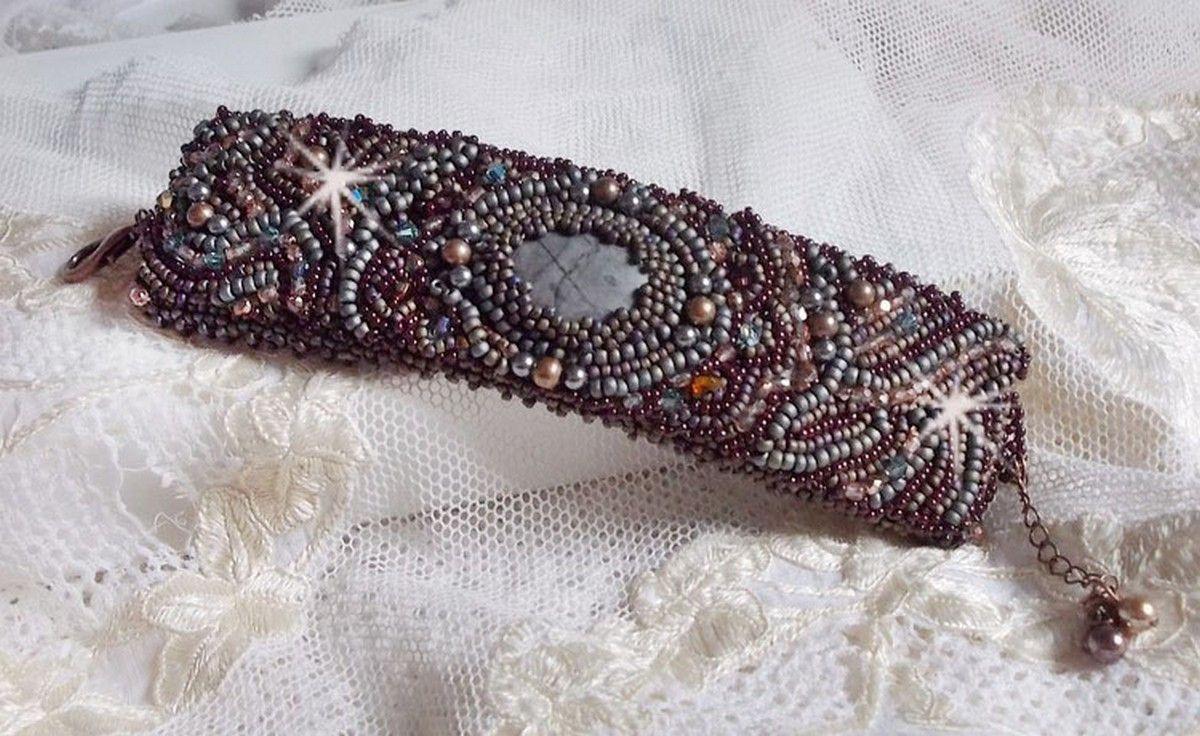 Långt brunt Picasso-armband broderat med en ädelsten (Picasso Jasper), Swarovskikristaller, Miyuki fröpärlor och bohemiska glasfacetter.