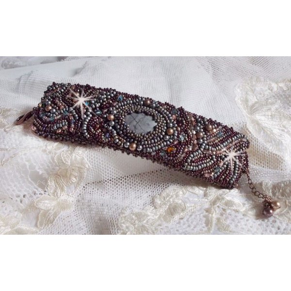 Långt brunt Picasso-armband broderat med en ädelsten (Picasso Jasper), Swarovskikristaller, Miyuki fröpärlor och bohemiska glasfacetter.