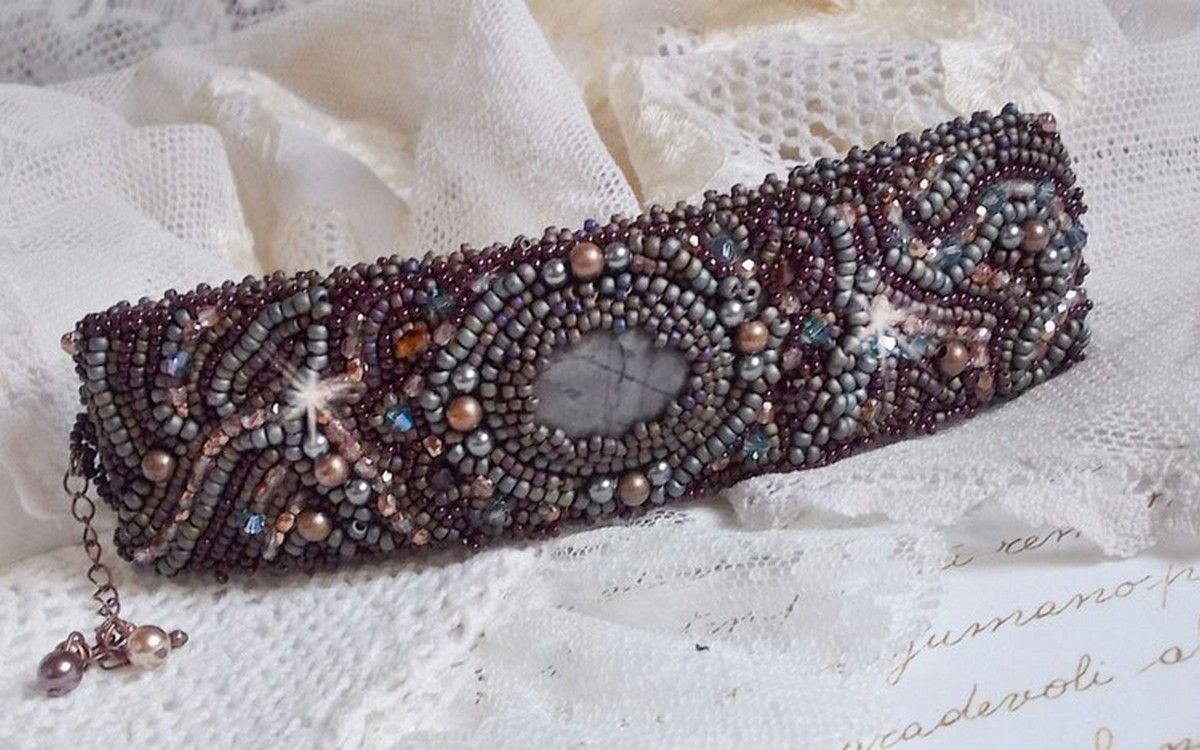 Långt brunt Picasso-armband broderat med en ädelsten (Picasso Jasper), Swarovskikristaller, Miyuki fröpärlor och bohemiska glasfacetter.