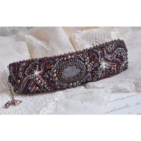 Långt brunt Picasso-armband broderat med en ädelsten (Picasso Jasper), Swarovskikristaller, Miyuki fröpärlor och bohemiska glasfacetter.