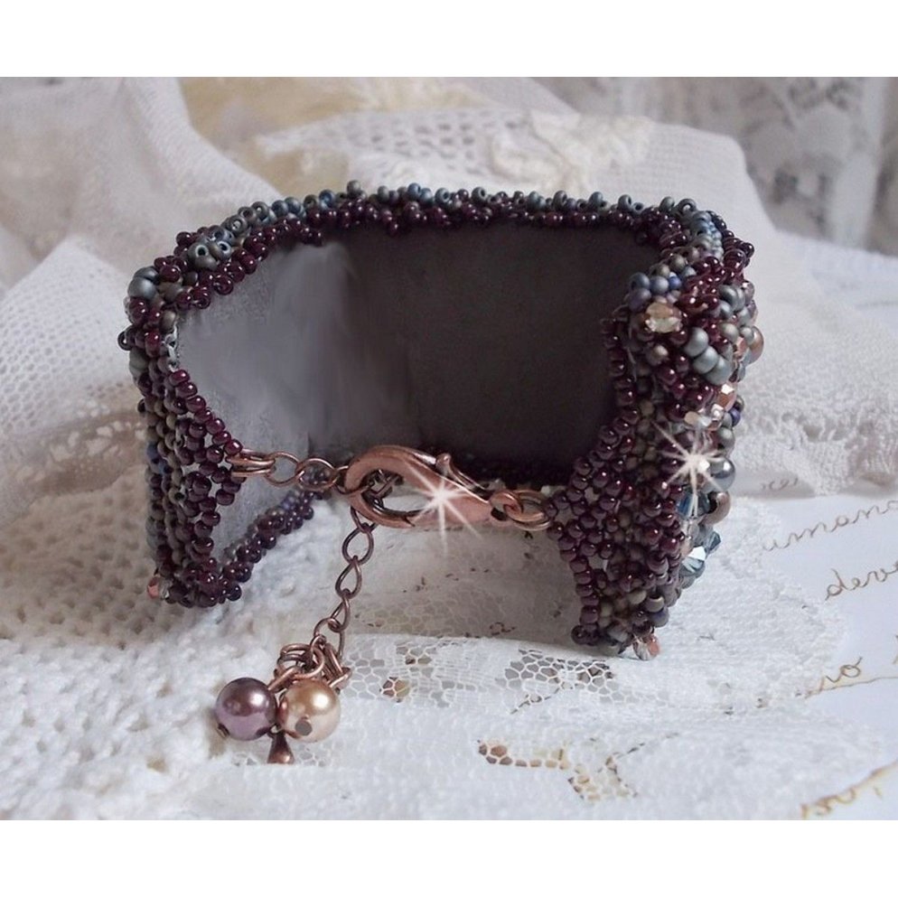 Långt brunt Picasso-armband broderat med en ädelsten (Picasso Jasper), Swarovskikristaller, Miyuki fröpärlor och bohemiska glasfacetter.