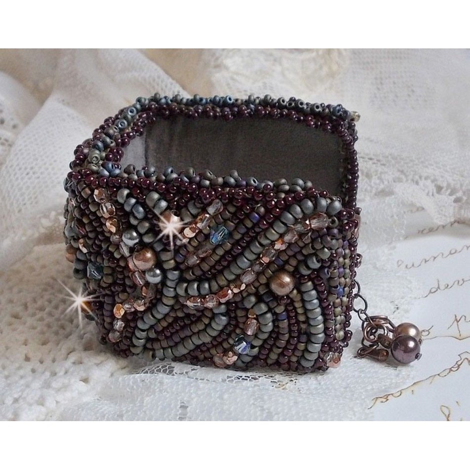 Långt brunt Picasso-armband broderat med en ädelsten (Picasso Jasper), Swarovskikristaller, Miyuki fröpärlor och bohemiska glasfacetter.