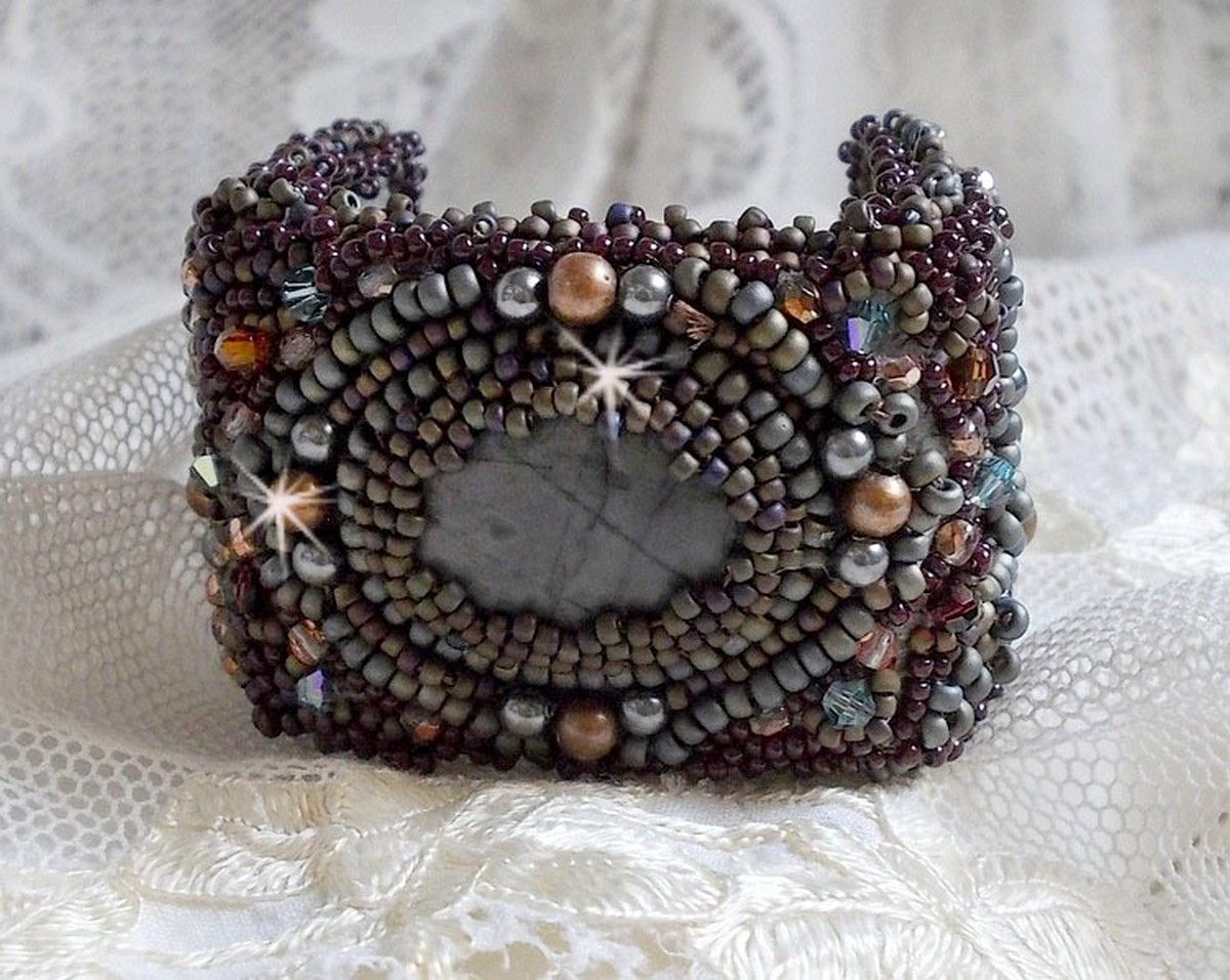 Långt brunt Picasso-armband broderat med en ädelsten (Picasso Jasper), Swarovskikristaller, Miyuki fröpärlor och bohemiska glasfacetter.