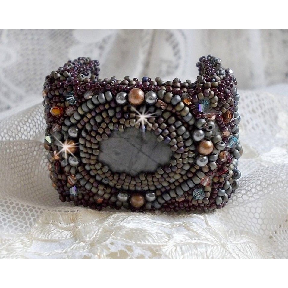 Långt brunt Picasso-armband broderat med en ädelsten (Picasso Jasper), Swarovskikristaller, Miyuki fröpärlor och bohemiska glasfacetter.