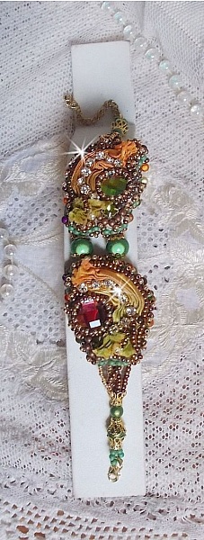 Bracelet artisanal brodé en soie, perles et cristaux colorés.
