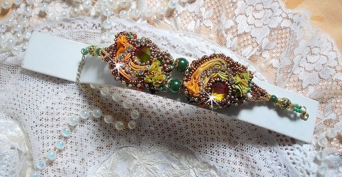 Venetianskt månarmband broderat med sidenband, facetterade cabochoner, Swarovskikristaller och magiska pärlor.