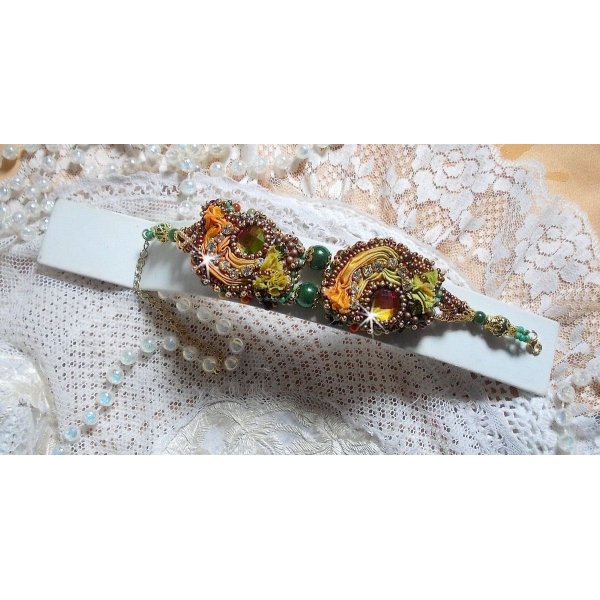 Venetianskt månarmband broderat med sidenband, facetterade cabochoner, Swarovskikristaller och magiska pärlor.