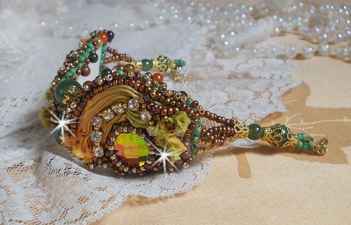 Venetianskt månarmband broderat med sidenband, facetterade cabochoner, Swarovskikristaller och magiska pärlor.