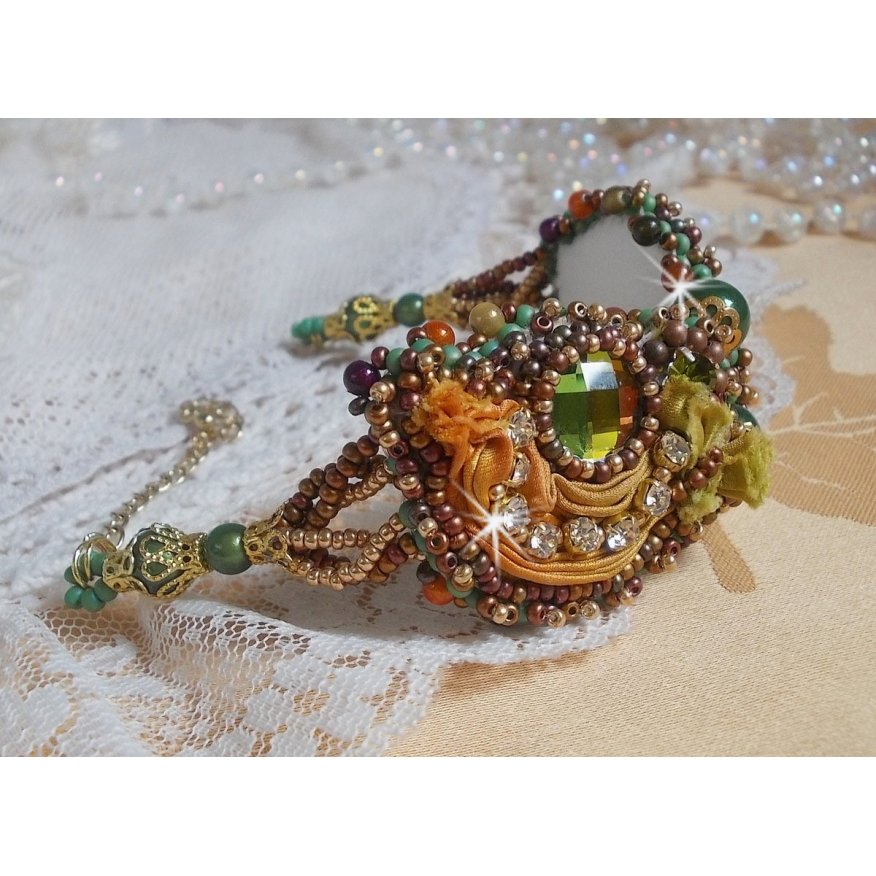 Venetianskt månarmband broderat med sidenband, facetterade cabochoner, Swarovskikristaller och magiska pärlor.