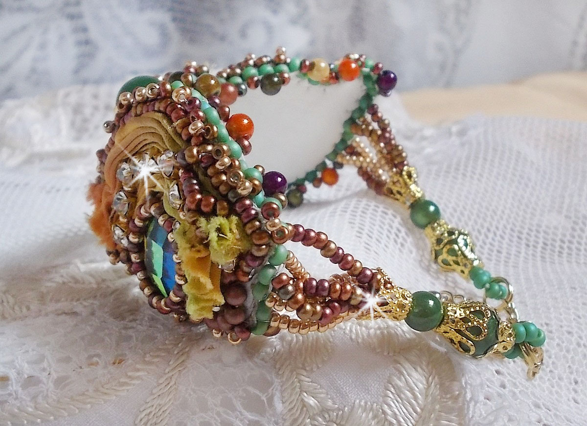 Venetianskt månarmband broderat med sidenband, facetterade cabochoner, Swarovskikristaller och magiska pärlor.