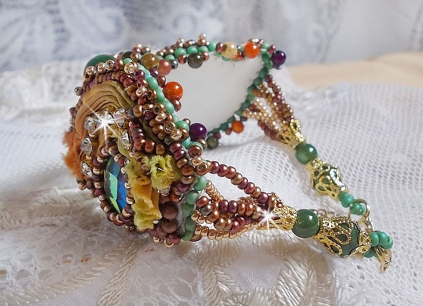 Bracelet artisanal brodé en soie, perles et cristaux colorés.