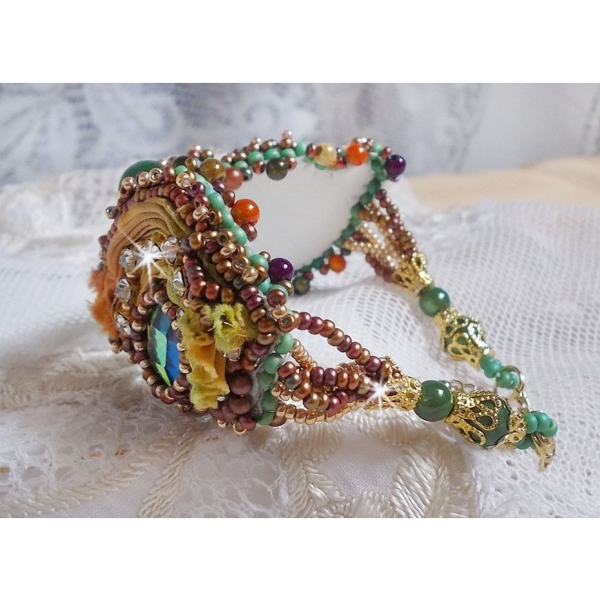 Venetianskt månarmband broderat med sidenband, facetterade cabochoner, Swarovskikristaller och magiska pärlor.