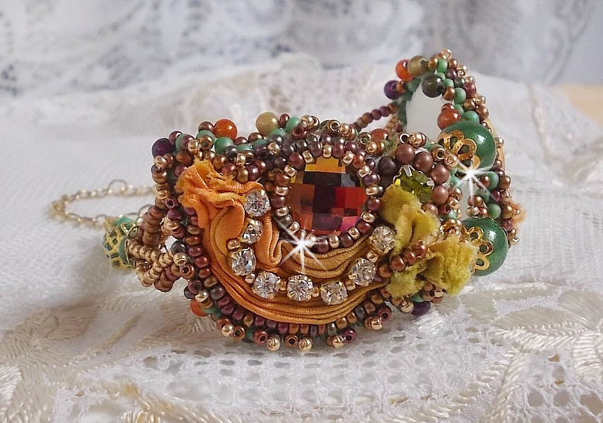 Bracelet artisanal brodé en soie, perles et cristaux colorés.