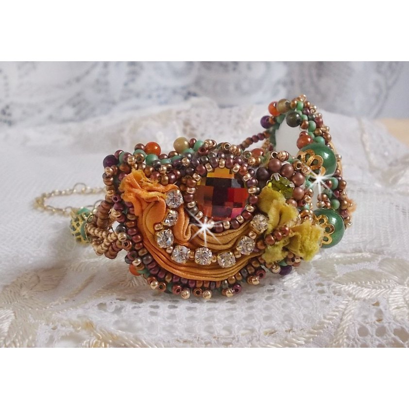 Venetianskt månarmband broderat med sidenband, facetterade cabochoner, Swarovskikristaller och magiska pärlor.