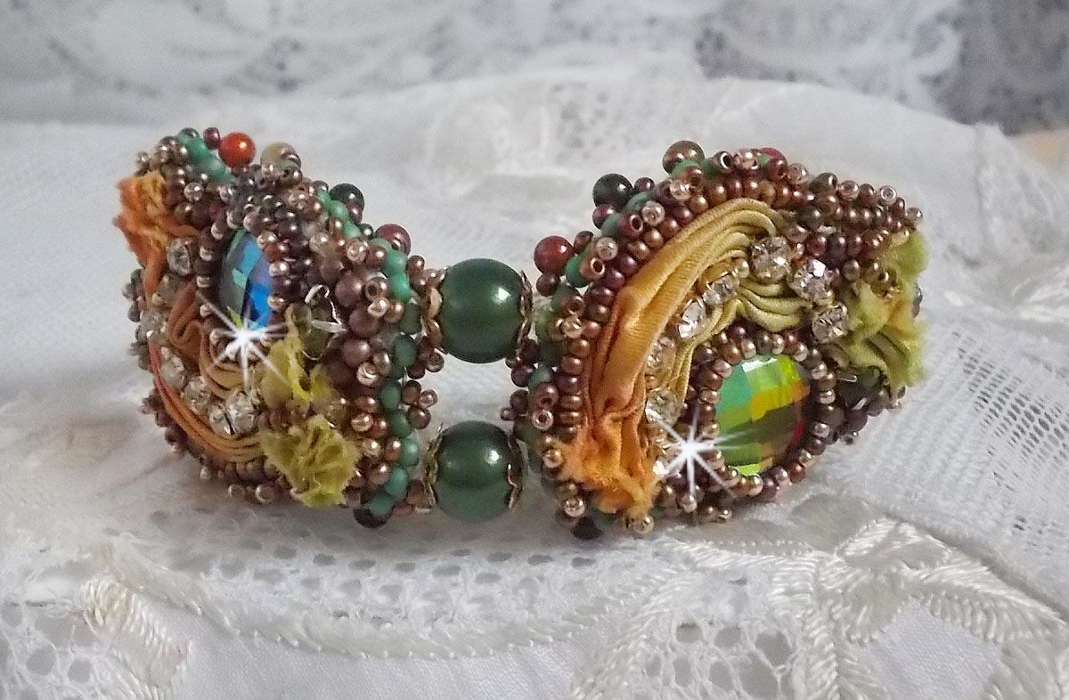 Venetianskt månarmband broderat med sidenband, facetterade cabochoner, Swarovskikristaller och magiska pärlor.