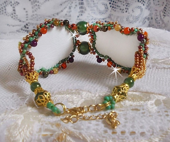 Bracelet artisanal brodé de perles aux couleurs chaudes.
