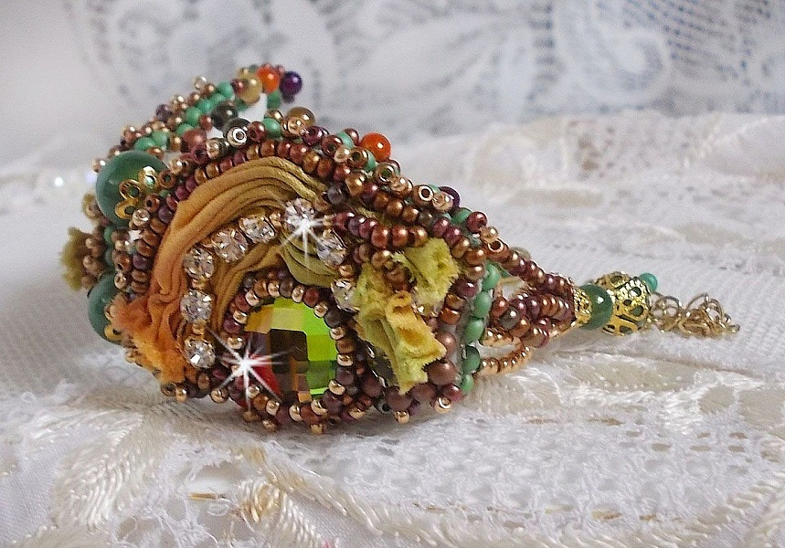 Bracelet artisanal brodé en soie, perles et cristaux colorés.