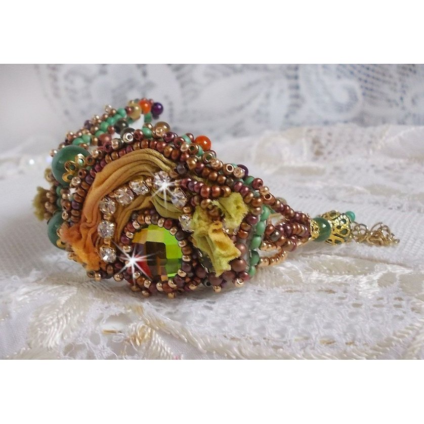 Venetianskt månarmband broderat med sidenband, facetterade cabochoner, Swarovskikristaller och magiska pärlor.