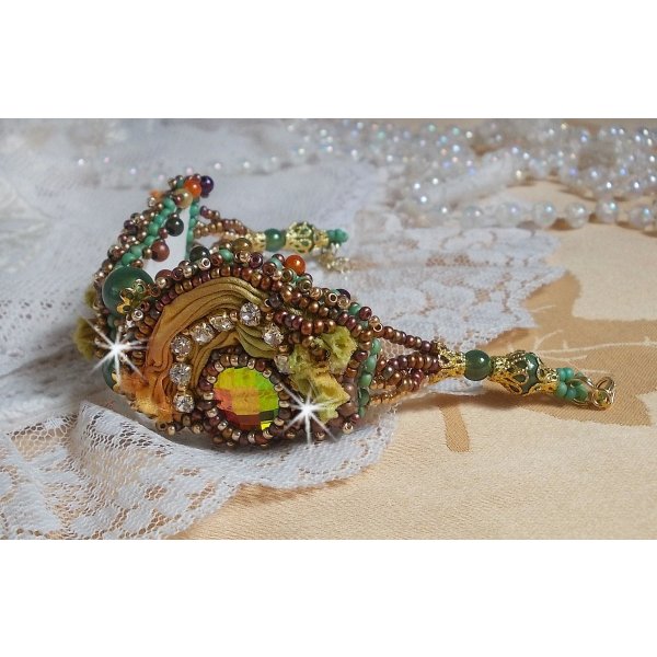 Venetianskt månarmband broderat med sidenband, facetterade cabochoner, Swarovskikristaller och magiska pärlor.