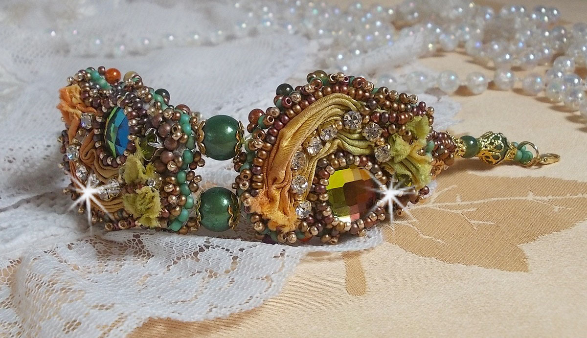 Venetianskt månarmband broderat med sidenband, facetterade cabochoner, Swarovskikristaller och magiska pärlor.
