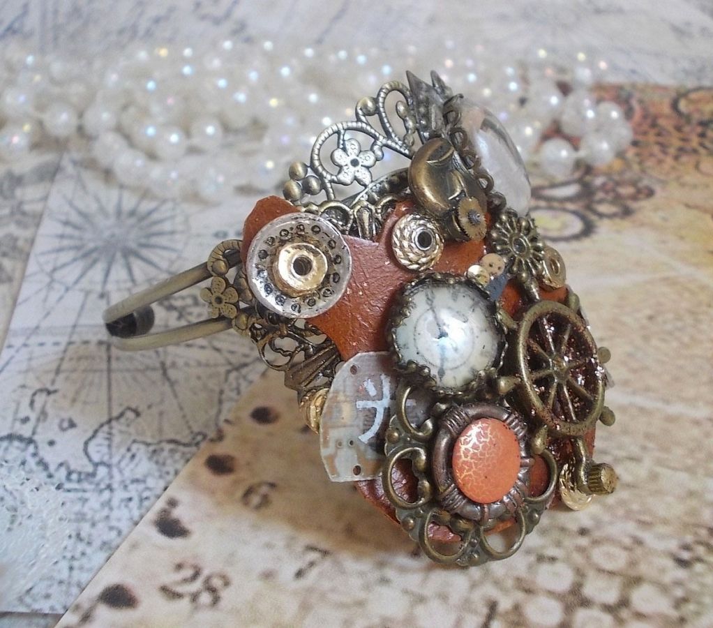 Armband L'élégante du Temps skapat med kuggar, stämplar, skruvar, bultar, klockmekanismer och andra material.