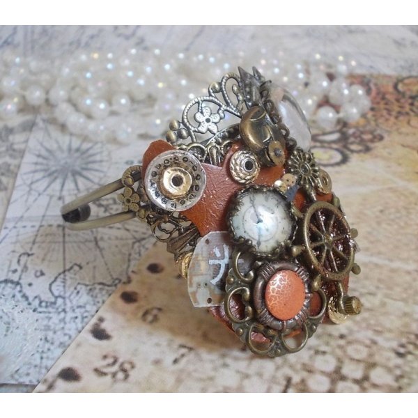 Armband L'&eacute;l&eacute;gante du Temps skapat med kuggar, st&auml;mplar, skruvar, bultar, klockmekanismer och andra material.