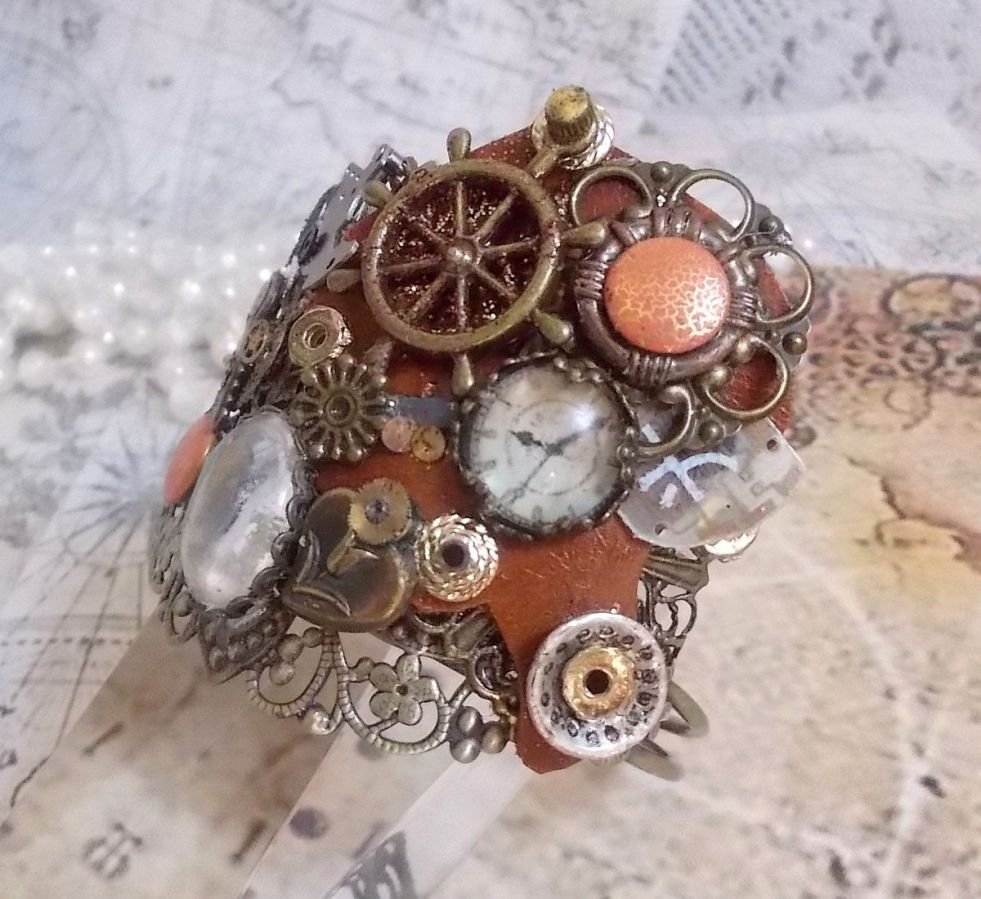 Armband L'élégante du Temps skapat med kuggar, stämplar, skruvar, bultar, klockmekanismer och andra material.