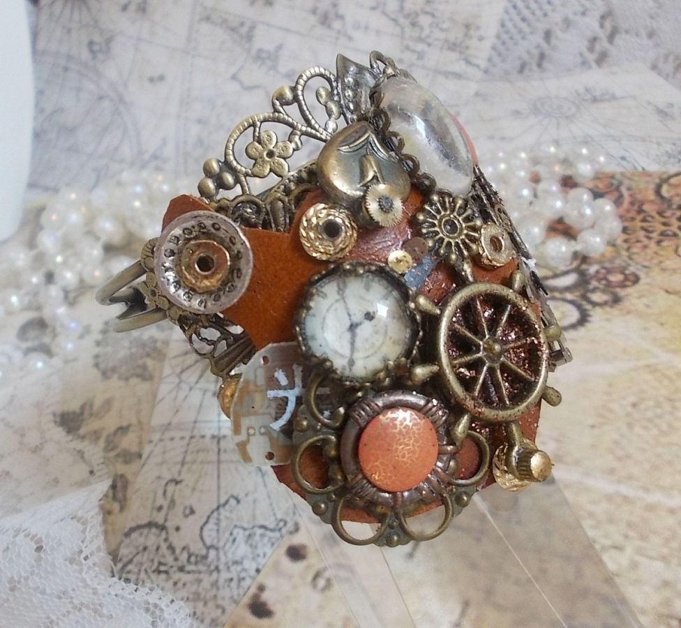 Armband L'élégante du Temps skapat med kuggar, stämplar, skruvar, bultar, klockmekanismer och andra material.