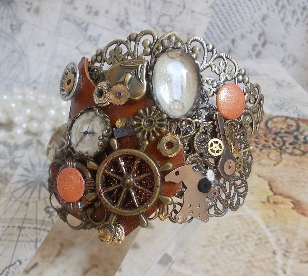 Armband L'élégante du Temps skapat med kuggar, stämplar, skruvar, bultar, klockmekanismer och andra material.